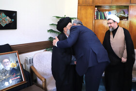 دیدارعلیرضا زاکانی با پدر شهید آل هاشم