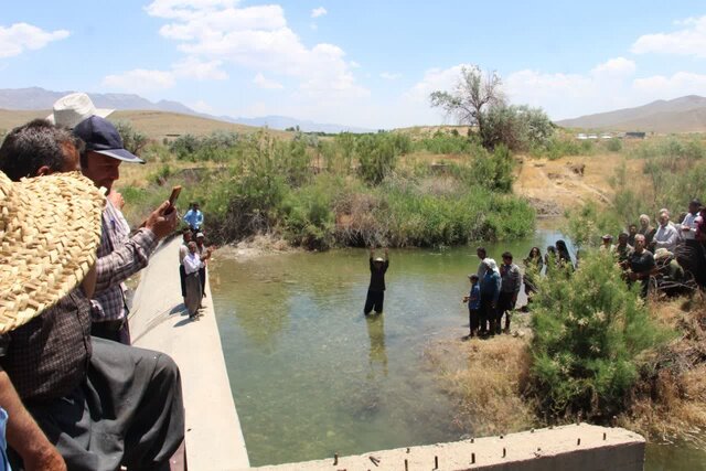 جاریشدن آب سد کلان ملایر به باغات رضوانکده