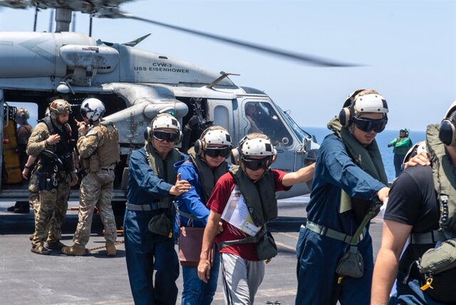 نیروهای آمریکایی و کادر کشتی هدف قرار گرفته با موشکهای یمنی «قوی سیاه» در دریای سرخ؛ یمن به غافلگیری غرب ادامه میدهد