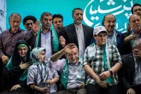 مسعود پزشکیان، نامزد انتخابات چهاردهمین دوره ریاست جمهوری در اجتماع حامیان خود - ورزشگاه شهید شیرودی