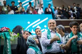 مسعود پزشکیان، نامزد انتخابات چهاردهمین دوره ریاست جمهوری در اجتماع حامیان خود - ورزشگاه شهید شیرودی