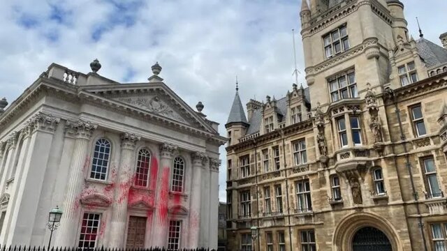 تخریب نمای دانشگاه کمبریج با اسپری رنگ