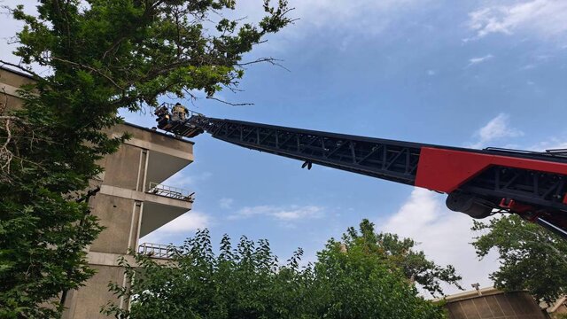 آتشسوزی ساختمان اداری در خیابان ۱۶ آذر