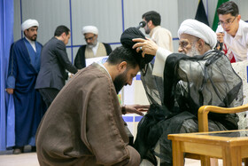 مراسم عمامه گذاری طلاب غیر ایرانی بدست آیت الله کریمی جهرمی