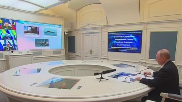 قانونگذار روس: در صورت افزایش تهدیدها زمان استفاده از سلاح هسته‌ای را تغییر می‌دهیم