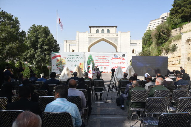  اهتزاز پرچم کنگره ۱۵ هزار شهید فارس در دروازه قرآن 
