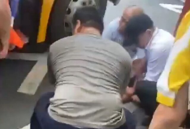 عابران در حال واکنش به حادثه حمله با چاقو به اتوبوس مدرسه ژاپنی در شهر «سوژو»، شرق چین/ عکس: شبکه اجتماعی X حمله با چاقو به اتوبوس مدرسه ژاپنی در چین