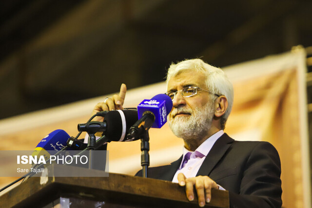 عکس آرشیوی است جلیلی: در دولت قبل، دلار ۳ هزار تومانی به ۳۰ هزار تومان افزایش یافت