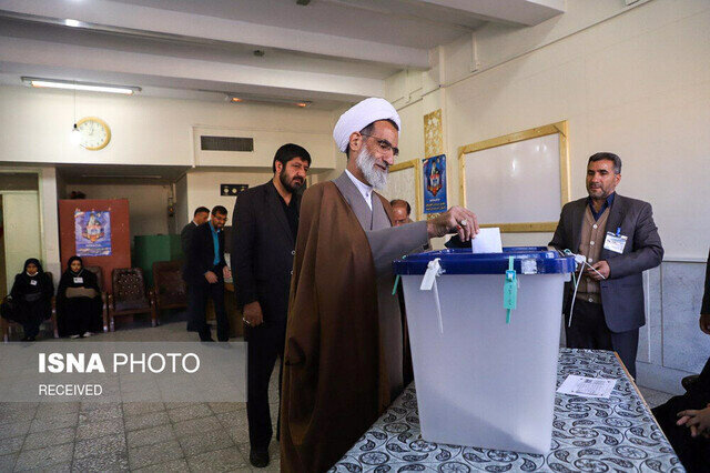 عکس آرشیوی است. نماینده ولی فقیه در چهارمحالوبختیاری رای خود را به صندوق انداخت