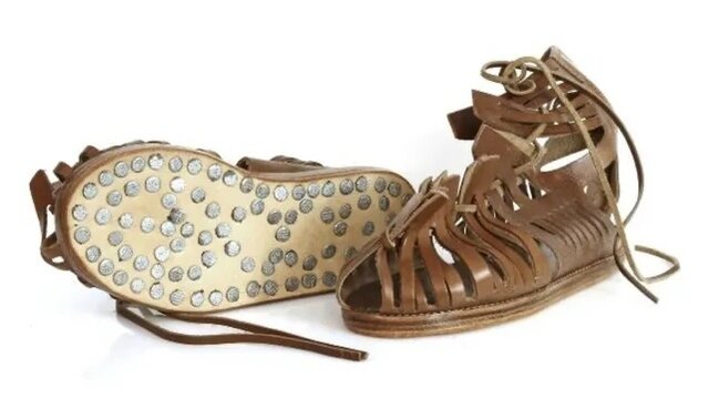 نسخه بازسازیشده صندل کشف یک کفش نظامی ۲۰۰۰ساله