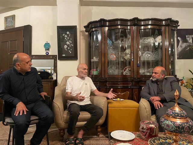 عیادت از جمشید هاشمپور