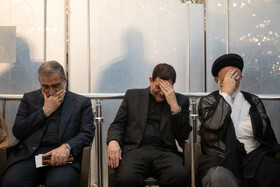 نشسته در وسط، محمد مخبر، سرپرست ریاست جمهوری در مراسم اربعین شهادت حسین امیرعبداللهیان