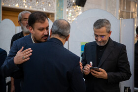 فرزند حسین امیرعبداللهیان و علی باقری، سرپرست وزارت خارجه در  مراسم اربعین شهادت حسین امیرعبداللهیان