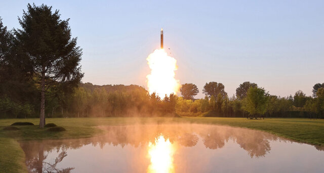 کره‌شمالی یک موشک چند کلاهکی را با موفقیت آزمایش کرد
