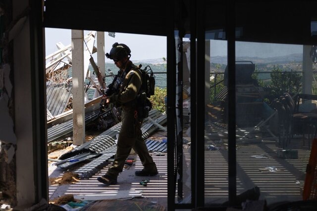 سرباز اسرائیلی در محل حمله موشکی حزبالله والاستریتژورنال: آمریکا نگران است تنش اسرائیل-حزبالله از کنترل خارج شود