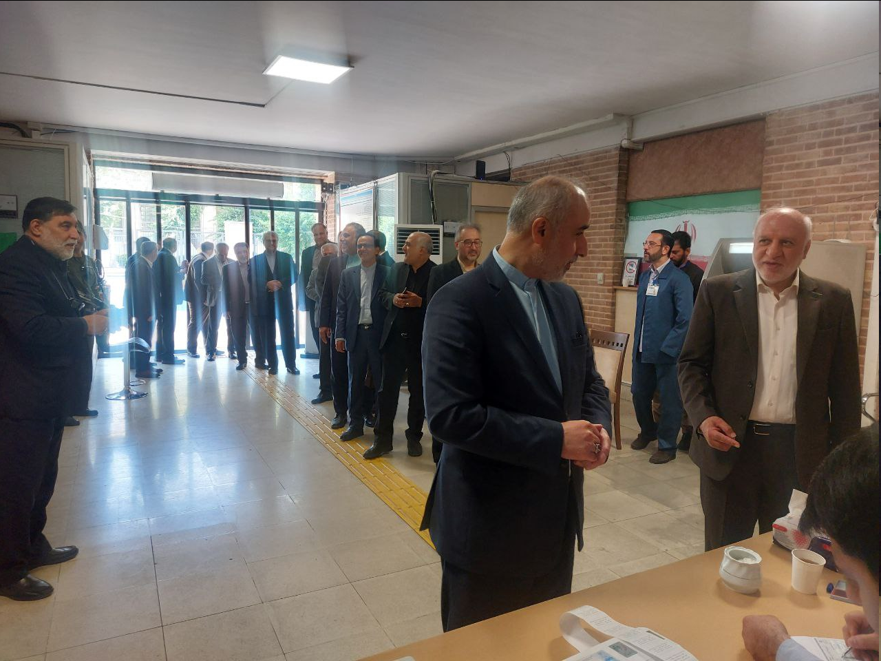 شرکت تعدادی از مقامات وزارت خارجه در انتخابات در ستاد انتخابات خارج از کشور