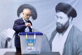 حضور علی‌اکبر صالحی در انتخابات چهاردهمین دوره ریاست‌جمهوری - حسینیه جماران