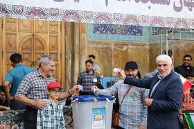حضور خانواده شهید زاهدی در انتخابات چهاردهمين دوره رياست‌جمهوری در  میدان نقش جهان اصفهان 