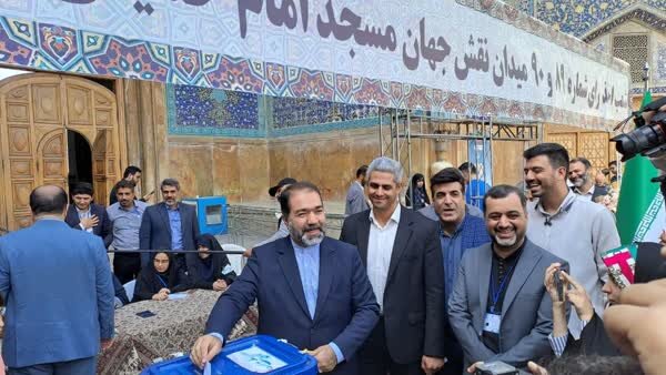 استاندار اصفهان رأی خود را صندوق انداخت