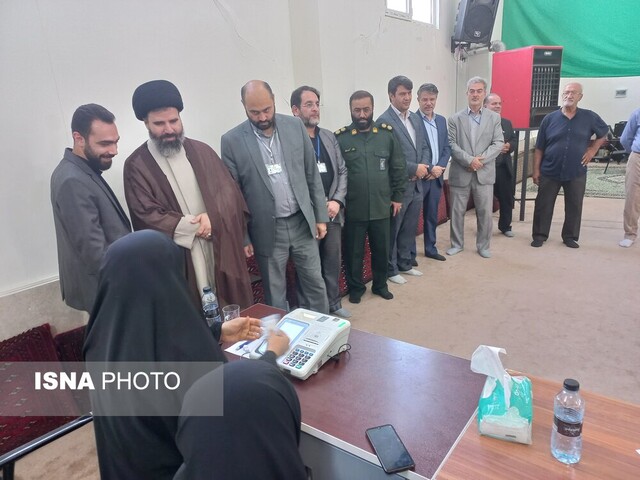 مدیران پردیس رای خود را به صندوق انداختند مدیران پردیس رای خود را به صندوق انداختند