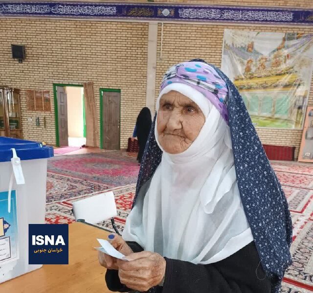 حضور بانوی ۹۶ ساله خضری دشت بیاض در پای صندوق های رای