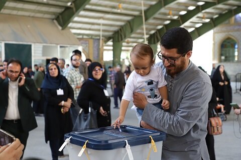 فرماندار: ۱۰۰۰ نفر در فرآیند برگزاری انتخابات در دالاهو پای کار هستند فرماندار: ۱۰۰۰ نفر در فرآیند برگزاری انتخابات در دالاهو پای کار هستند