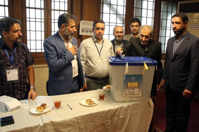 ولایتی رای خود را به صندوق انداخت ولایتی رای خود را به صندوق انداخت