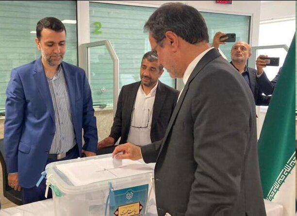 رئیس سازمان بازرسی رای خود را به صندوق انداخت رئیس سازمان بازرسی رای خود را به صندوق انداخت