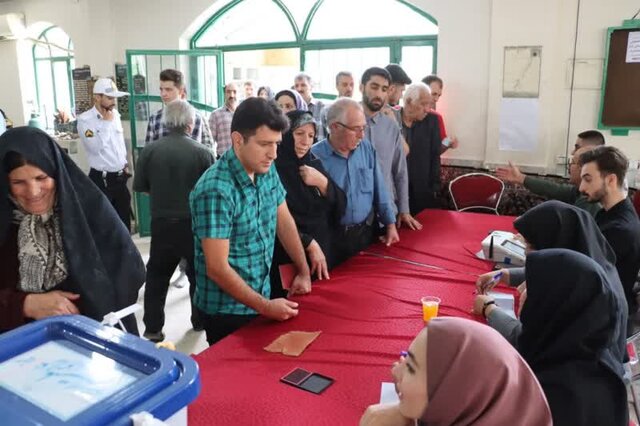 حضور مردم شهرستانهای غرب استان تهران پای صندوقهای رأی