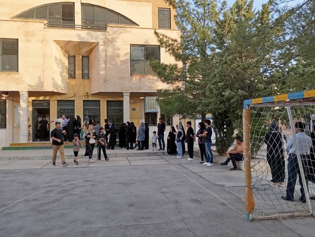 ازدحام رأیدهندگان در شعب اخذ رأی ایلام  ازدحام رأیدهندگان در شعب اخذ رأی ایلام