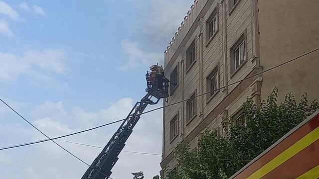 نجات ۱۰ تن از میان دود آتش‌سوزی در یک ساختمان تجاری مسکونی/ ۳ آتش‌نشان مصدوم شدند