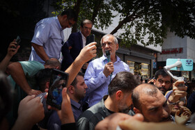 مسعود پزشکیان کاندیدای چهاردهمین دوره انتخابات ریاست جمهوری در بازار شوش تهران