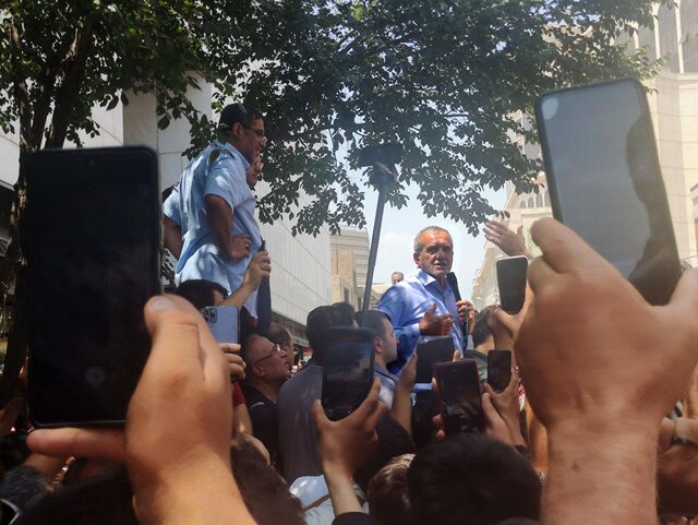 حضور پزشکیان در بازار شوش حضور پزشکیان در بازار شوش