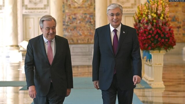 از راست، رئیسجمهور قزاقستان و گوترش گوترش: شانگهای به عنوان بزرگترین سازمان منطقهای، قدرت برقراری صلح را دارد