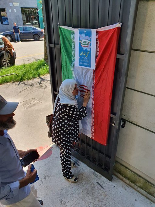 عکس/ بوسه یک زن در ایتالیا به پرچم جمهوری اسلامی ایران
