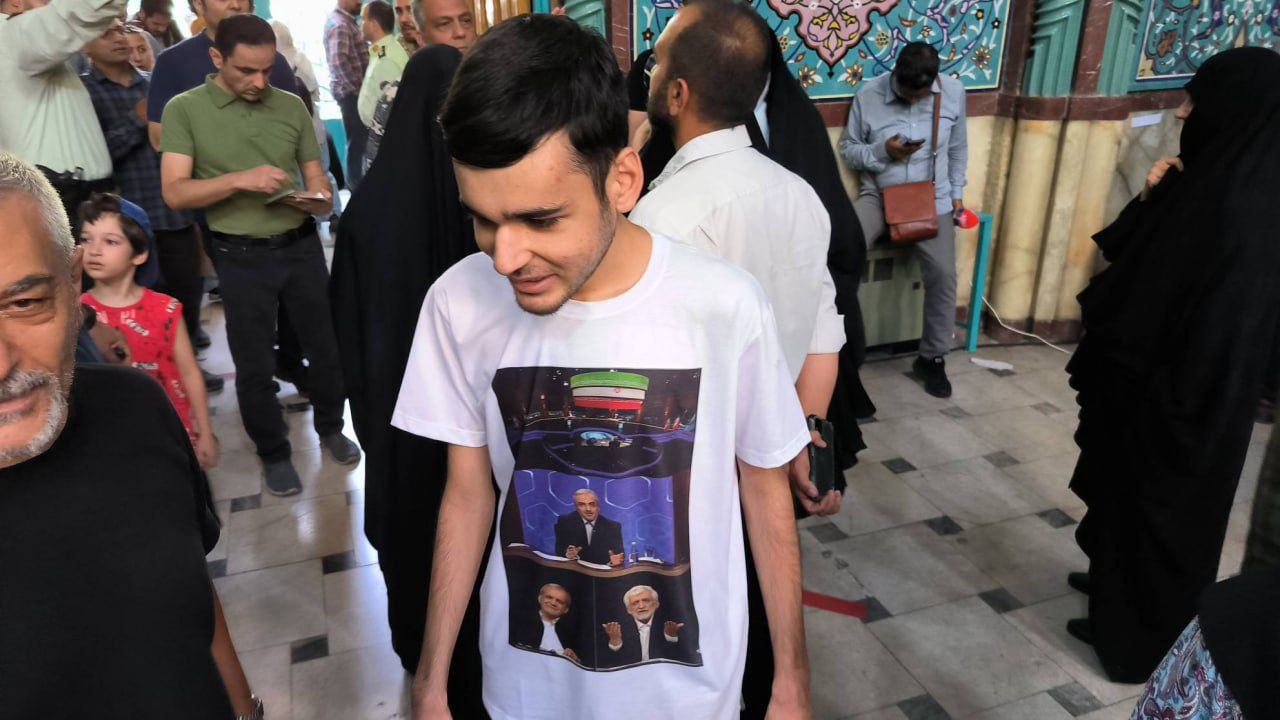 عکس/ لباس جالب یکی رایاولی در حسینیه ارشاد