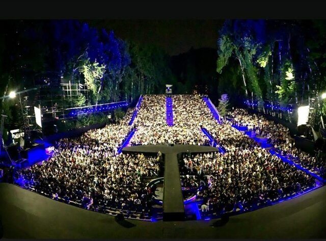 نمایی از کنسرت نمایشی «سی صد» که برای ۳۰ شب در سعدآباد اجرا دارد کاخهای تاریخی ایران زیر بار ترافیک کنسرت و نمایش!