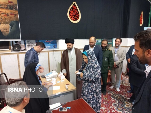 مسئولان شهرستان پردیس رای خود را به صندوق انداختند مسئولان شهرستان پردیس رای خود را به صندوق انداختند