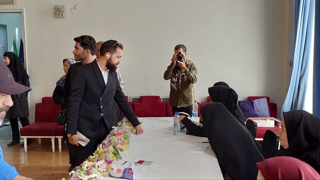 حاشیه‌نگاری از حضور هنرمندان در تالار وحدت / «به عشق ایران»