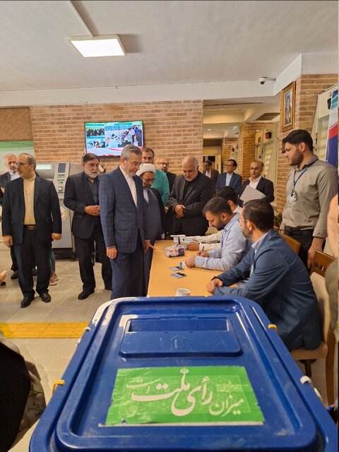 عکس: آرشیو علی باقری رای خود را به صندوق انداخت