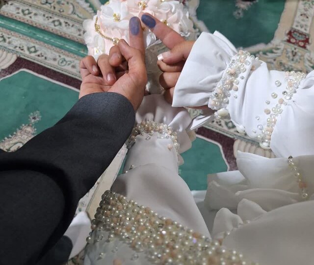 حضور عروس و داماد شهرقدسی پای صندوق های رای در آخرین ساعات رای گیری