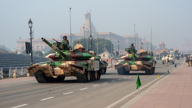 تانک های تی-۹۰ ارتش هند حین شرکت در رژه در دهلی نو رونمایی روسیه از معاملات نظامی با هند