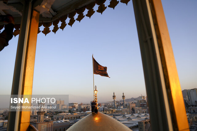 پرچم گنبد امام رضا(ع) به رنگ حزن و اندوه درآمد پرچم گنبد امام رضا(ع) به رنگ حزن و اندوه درآمد