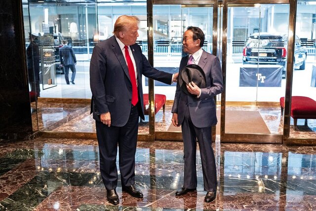 دونالد ترامپ در کنار تارو آسو، وزیر دارایی اسبق ژاپن رسانه آمریکایی: رهبران جهان خودشان را برای بازگشت ترامپ آماده میکنند