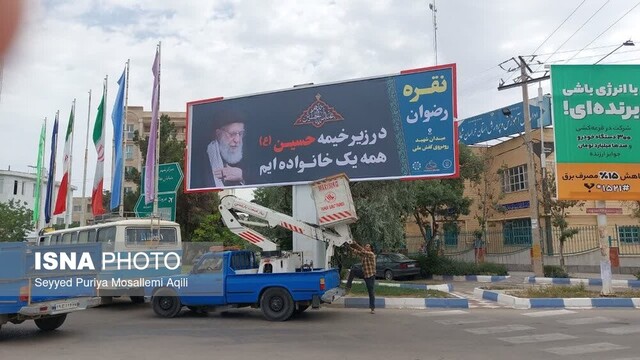 تحویل پرچمهای رایگان محرم به مردم بجنورد برای نصب درب منازل