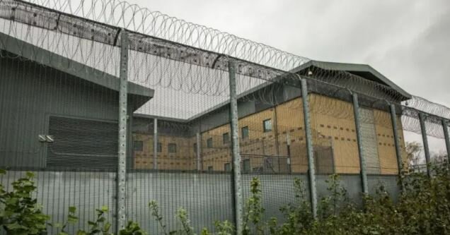 عکس: گتی ایمجز وضعیت اسفناک یک بازداشتگاه پناهجویان در انگلیس