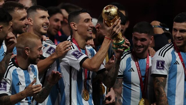 دیماریا در جشن قهرمانی جام جهانی قطر واکنش احساسی دیماریا به سخنان مسی در رختکن آرژانتین