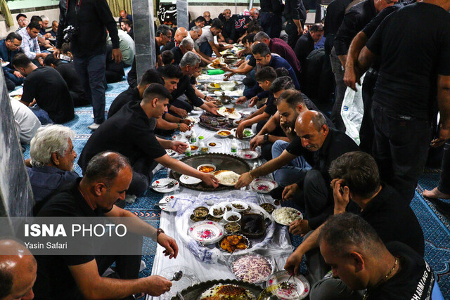 نیکوکار کاشانی بخشی از هزینه شام تاسوعا را به بیماران سرطانی بخشید نیکوکار کاشانی بخشی از هزینه شام تاسوعا را به بیماران سرطانی بخشید