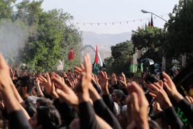 حرکت دسته‌های عزاداری در سوگ سومین روز شهادت سیدالشهدا(ع) در شیراز