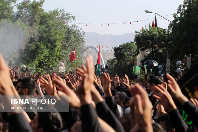 حرکت دسته‌های عزاداری در سوگ سومین روز شهادت سیدالشهدا(ع) در شیراز